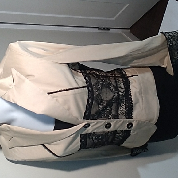 Beautiful Blazer Grazie Made in Italy. Beige with Lace on bodice and cuffs. - Picture 7 of 10